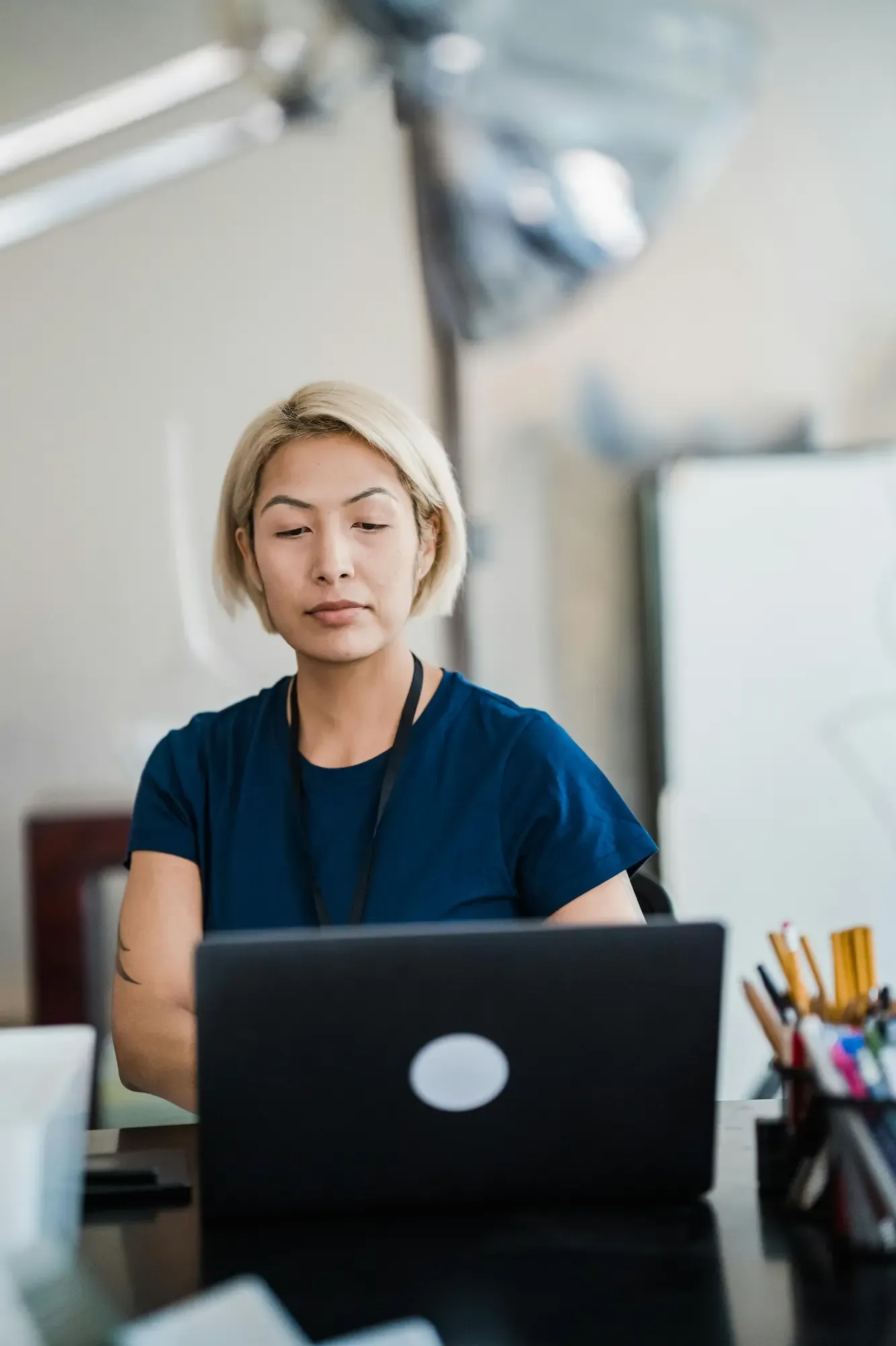 Portrait de la Directrice du Service Client, assise devant son ordinateur